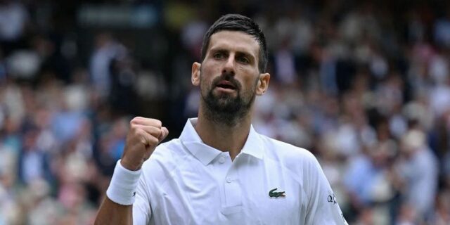 Jannik Sinner (vľavo) a Novak Djokovic (vpravo) po ukončení semifinále mužov singlov na majstrovstvách Wimbledonu v roku 2025 (zdroj: Getty)