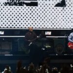 „Nie je to náš problém“ - Noel a Liam Gallagher posmievajú priaznivcom arzenálu v Oasis Gig