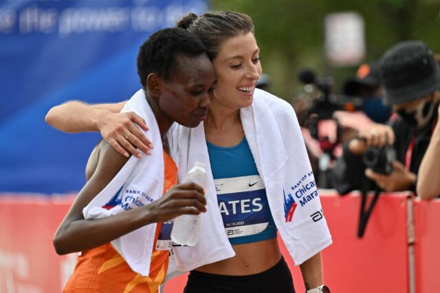 Emma Bates, Ruth Chepngetich a Sara Hall v roku 2021 Chicago Marathon - Zdroj: Getty