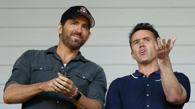 Wrexham Co -Majitelia Rob McElhenney a Ryan Reynolds opäť položili ruky do vreciek