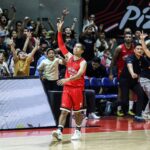 The Gin Kings Barangay Gin Kings Guard reaguje po tom, čo pribil víťaza zápasu, čo je hra 7 proti San Miguel Beermen v semifinále filipínskeho pohára PBA. -