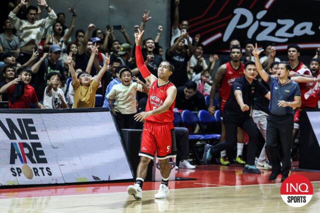 The Gin Kings Barangay Gin Kings Guard reaguje po tom, čo pribil víťaza zápasu, čo je hra 7 proti San Miguel Beermen v semifinále filipínskeho pohára PBA. -