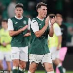 Josh Mulligan vedie potlesk pre fanúšikov domu na konci 90 -minute testu