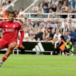 16-ročný zárobok ₤ 14 400 ročne, ktorý sa nazýva Liverpool-a má Chelsea nahnevaný: Presne ako Londýnsky narodený Rio Ngumoha prešiel z nehnuteľnosti Newham do slávy premiérovej organizácie