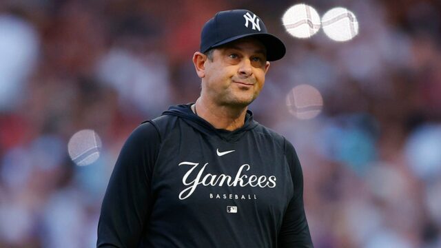Aaron Boone obhajuje hráčov Yankees po tvrdej kritike legiend

