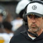 Aaron Rodgers porovnáva s Joe Bidenom počas hry Steelers v preseason