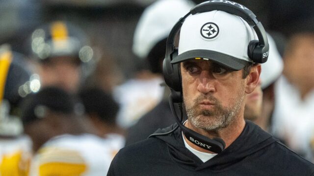 Aaron Rodgers porovnáva s Joe Bidenom počas hry Steelers v preseason

