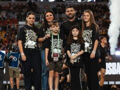 Adam Reynolds, footy hráč z austrálskeho západného pobrežia, sa podieľa na situácii v oblasti cestnej zlosť so svojou dospievajúcou dcérou. Adam Reynolds (na obrázku so svojou rodinou) stratil náladu s hrubým motoristom a dal svojej dcére lekciu jazdy