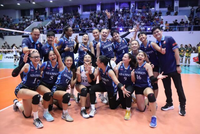 Adamson Lady Falcons oslavuje titul Národných pozvaní Cebu na nohách Super League (SSL) 2025.