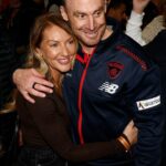 Tréner Melbourne Demons Simon Goodwin bol doma 4. augusta, keď zazvonil jeho telefón - a to nebola dobrá správa (na obrázku, so svojou manželkou Kris)