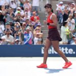 Alexandra Eala z Filipín reaguje proti Dánskemu Clare Tausonovi počas prvého zápasu ženských singlov v deň prvého z 2025 US Open v Národnom tenisovom centre Usta Billie Jean Kinga 24. augusta 2025 v flushingovej štvrti Queens Borough z New York City.