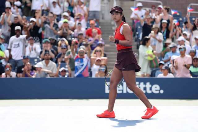Alexandra Eala z Filipín reaguje proti Dánskemu Clare Tausonovi počas prvého zápasu ženských singlov v deň prvého z 2025 US Open v Národnom tenisovom centre Usta Billie Jean Kinga 24. augusta 2025 v flushingovej štvrti Queens Borough z New York City.