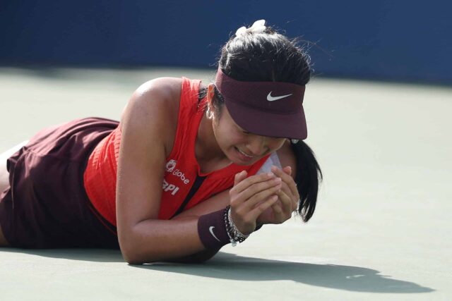 Alexandra Eala z Filipín oslavuje zápas zápasu proti Clare Tausonovej z Dánska počas prvého zápasu svojich žien v prvom kole v deň prvého dňa 2025 US Open v Národnom tenisovom centre Usta Billie Jean King 24. augusta 2025 v okolí Queens Borough z New Yorku.