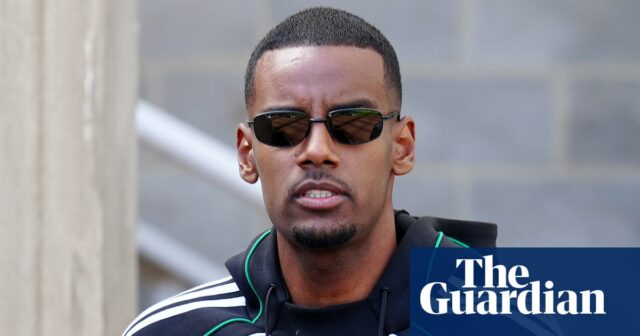 Alexander Isaac kúpil BBQ Newcastle a vlak sám Newcastle United 


