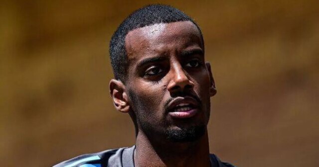 Alexander Isak `` déménage '' de Newcastle Home dans une tentative drastique pour forcer le transfert de Liverpool
