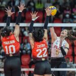 PLDT's Alleiah Malaluan stúpa za zásah proti obrancom Cignal počas Invitational Game PVL.