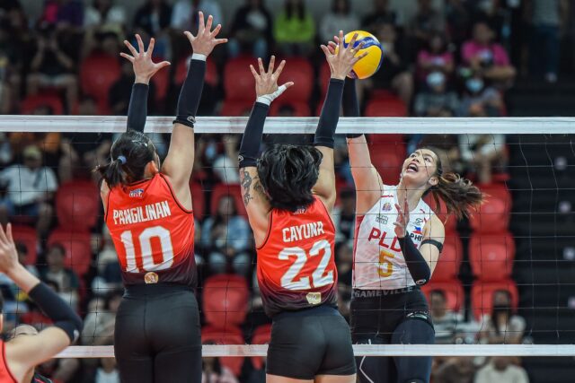 PLDT's Alleiah Malaluan stúpa za zásah proti obrancom Cignal počas Invitational Game PVL.