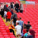 Anfield de Liverpool a évacué alors que les fans forcés de quitter quelques minutes avant le match