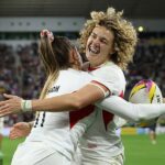 Anglicko Try Machine Ellie Kildunne (vpravo) oslavuje jedno z 11 skóre jej tímu proti USA