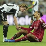 Anthony Gordon z Newcastle United sa ospravedlňuje za červenú kartu verzus Liverpool