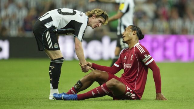 Anthony Gordon z Newcastle United sa ospravedlňuje za červenú kartu verzus Liverpool 

