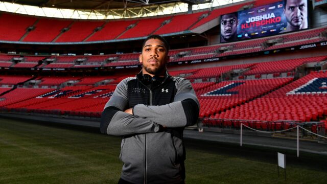 AJ vie veľa o futbale, keď bojoval na štadióne Wembley a Tottenham Hotspur, zatiaľ čo on je priateľom s mnohými hráčmi