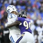 Hráč Colts Quarter Anthony Richardson Sr. (5) Spúšťa Ravens Linebacker David Ojabo