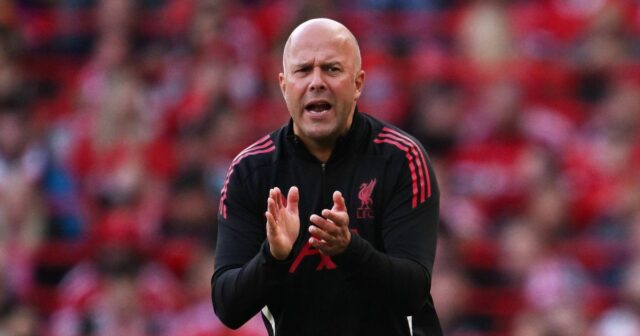 Arne Slot fait face à une décision difficile de Liverpool à mesure que les discussions de transfert progressent et changent
