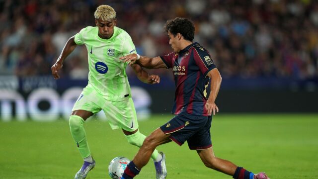 Barcelonský boj, aby sa zabezpečila divoký remíza 2-2 v Levante 

