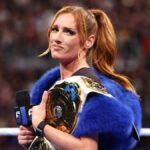 Becky Lynch drží v ohromujúcom obleku vo WWE Clash v Paríži