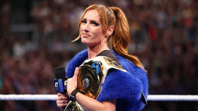 Becky Lynch drží v ohromujúcom obleku vo WWE Clash v Paríži 

