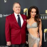 Bill Belichick (vľavo) a Jordon Hudson (vpravo) povedali Linde Hollidayovej, že je čas, aby sa pohla ďalej
