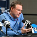 Bill Self pripomína slávny príbeh Kansasu uprostred bojov posledných rokov