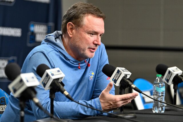 Bill Self pripomína slávny príbeh Kansasu uprostred bojov posledných rokov

