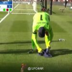 Dean Henderson bol videný čítaním poznámok o fľaši s vodou počas nedeľného streľby
