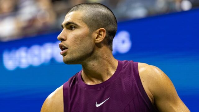 Alcaraz oslavuje proti Reilly Opelke.