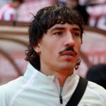 Bývalá hviezda Arsenal Hector Beller v strede hromadného boja v strede predsezónnej kravaty