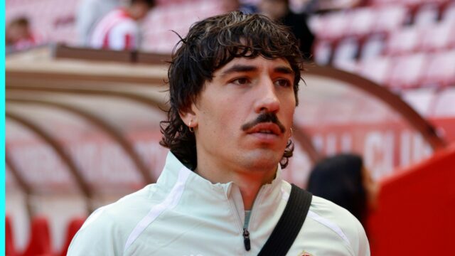 Bývalá hviezda Arsenal Hector Beller v strede hromadného boja v strede predsezónnej kravaty

