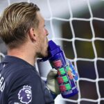 Leeds, Anglicko - 18. augusta: Jordan Pickford z Evertonu pije z fľaše s vodou s trestom informácie o tom, že počas zápasu Premier League medzi Leeds United a Everton na Elland Road 18. augusta 2025 v Anglicku Leeds. (Foto: Robbie Jay Barratt - AMA/Getty Images)