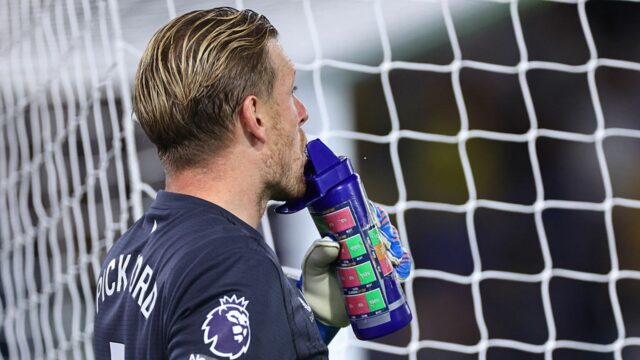 Leeds, Anglicko - 18. augusta: Jordan Pickford z Evertonu pije z fľaše s vodou s trestom informácie o tom, že počas zápasu Premier League medzi Leeds United a Everton na Elland Road 18. augusta 2025 v Anglicku Leeds. (Foto: Robbie Jay Barratt - AMA/Getty Images)