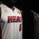 Sveter, ktorý bol hrou LeBrona Jamesa z atléta Final NBA Game 7 Victory nad Miami Heat v roku 2013, sa zobrazuje počas ukážky tlače v aukčnom dome Sotheby 20. januára 2023 v New Yorku. (Fotka Angely Weiss / AFP)