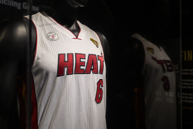 Sveter, ktorý bol hrou LeBrona Jamesa z atléta Final NBA Game 7 Victory nad Miami Heat v roku 2013, sa zobrazuje počas ukážky tlače v aukčnom dome Sotheby 20. januára 2023 v New Yorku. (Fotka Angely Weiss / AFP)