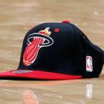 Bývalý úradník zabezpečenia tepla Miami nabitý v harmonograme krádeže memorabilií