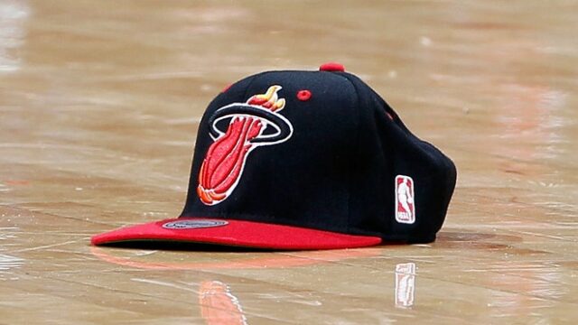 Bývalý úradník zabezpečenia tepla Miami nabitý v harmonograme krádeže memorabilií

