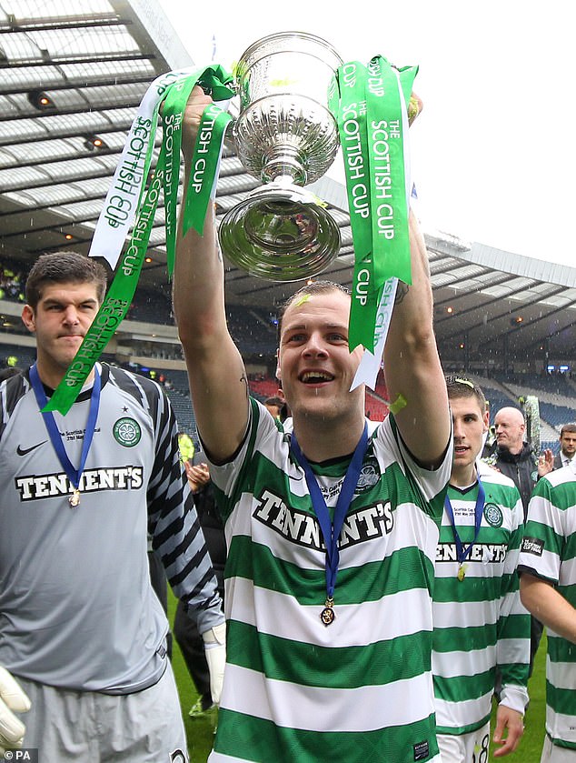 Bývalý keltský útočník Anthony Stokes sa vrátil do futbalu s tímom Conor McGregor Pub Blackforge FC