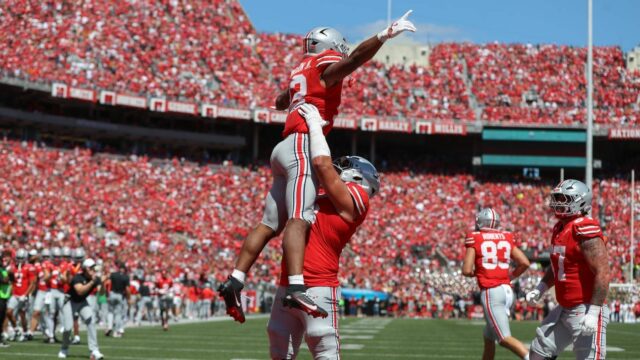 Č. 3 Ohio State ohýba ochrannú výdrž, vrcholy č. 1 Texas 

