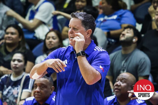 Tim Cone, tréner Gilas Pilipinas, počas zápasovej hry proti Macau Black