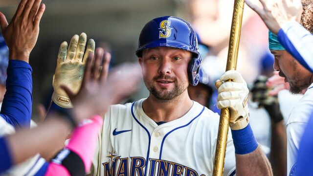 Cal Raleigh robí MLB pozadie ako prvý chytač na štrajk 49 korunovacích úspechov 


