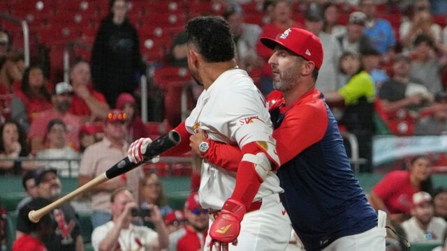 Cardinals 'Willson Contreras ovplyvňuje na rozhodcu, hodí netopier u inštruktora 


