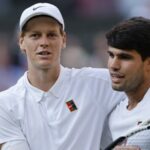 Jannik Sinner v júli zasiahne rozbíjanie počas svojho Wimbledonského finále s Carlosom Alcarazom.